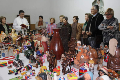 Miembros del voluntariado y el párroco inauguran la cita.