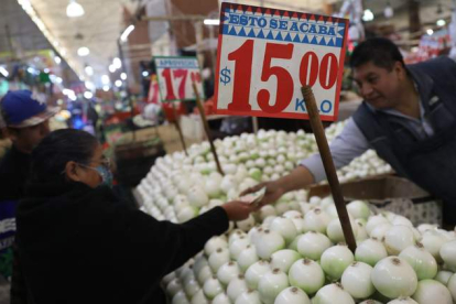 Los precios de los alimentos frescos se dispararon en diciembre el doble que el de los servicios. SÁSHENKA GUTIÉRREZ