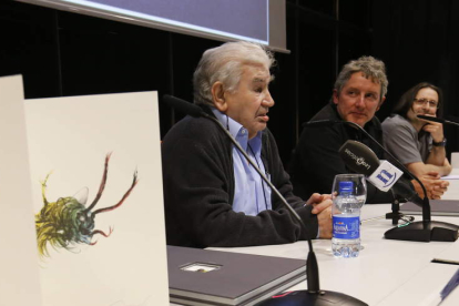 Luis Moro, en el centro de la imagen, junto a Antonio Gamoneda, en el Musac. RAMIRO