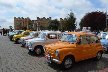 Imagen de la concentración de Seat 600 aparcados junto al castillo de Valencia de Don Juan.