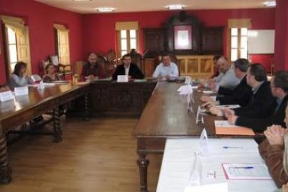 Reunión de alcaldes y representantes sociales celebrada hace unas semanas en Cistierna