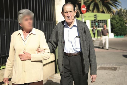 El doctor Eduardo Vela y su esposa fueron fotografiados por la revista Interviú mientras paseaban por Madrid.