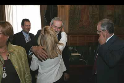 Llegó la hora de las felicitaciones. En esta ocasión, Matias Llorente, diputado del PSOE, da la bienvenida a la nueva presidenta.