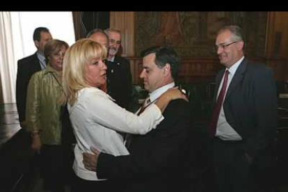 Lázaro García Bayón, el único diputado de la UPL en la nueva Corporación, saluda efusivamente a Isabel Carrasco.