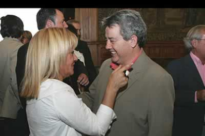 El alcalde de San Andrés del Rabanedo, y secretario provincial del PSOE, Miguel Martínez, también quiso felicitar a Isabel Carrasco.