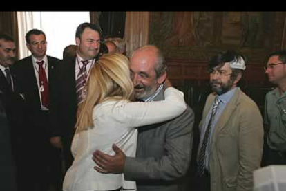 El presidente de Caja España, Santos Llamas, abraza a Isabel para darle su enhorabuena.