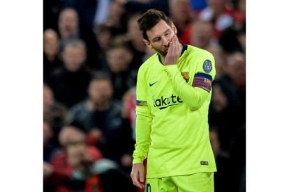 Lionel Messi reacciona como muestra la imagen a la eliminación del Barcelona de la Liga de Campeones. PETER POWELL
