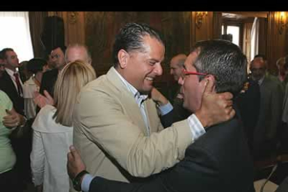 Efusivo y sorprendente abrazo del ex alcalde de León, Mario Amilivia, y López Benito.