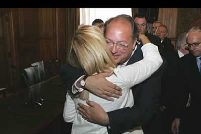Con esta efusividad, el delegado provincial de la Junta en León, Eduardo Fernández, felicitó a Isabel.