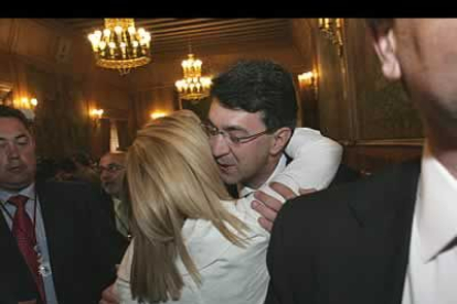 Rencores a un lado, Isabel Carrasco y Juan Martínez Majo, quién hace unos meses era su rival aspirante a presidir la Diputación, se fundieron en un simbólico abrazo.