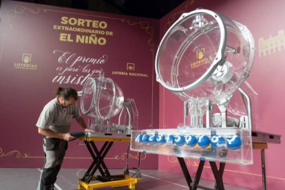 Preparativos para la Lotería del Niño. RAÚL SANCHIDRIÁN