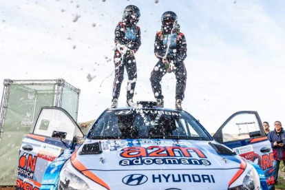 Alba Sánchez (derecha) celebra junto a Surhayen en lo alto de su Hyundai i20 el triunfo en el Rallye de La Nucía. SHAKEDOWN MEDIA