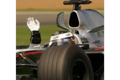 Montoya saluda al público tras vencer el Gran Premio de Gran Bretaña