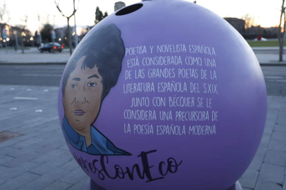 El contenedor de Rosalía de Castro está situado frente al auditorio. MARCIANO PÉREZ