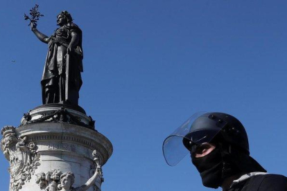 Un policía francés junto en la Plaza de la República el pasado sábado 23 de abril.