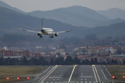Un avión aterrizando en el aeropuerto de Loui, en Bilbao. LUIS TEJIDO