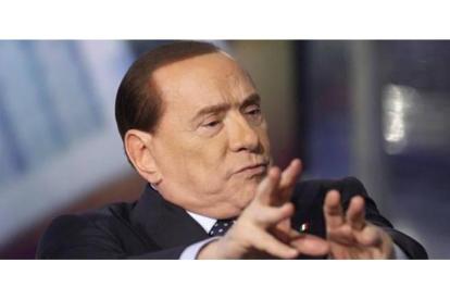 Berlusconi gesticula durante una intervención en un programa de televisión, el 20 de febrero en Roma.