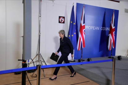 La primera ministra británica, Theresa May, camina después de dar una conferencia de prensa en el primer día de la cumbre de la UE centrada en el Brexit en Bruselas.