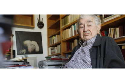 El poeta leonés Antonio Gamoneda en el despacho de su casa, rodeado por miles de libros, donde trabaja desde hace años en la segunda parte de sus memorias. RAMIRO