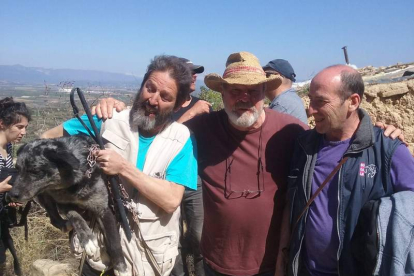 El adiestrador Rafael Casado sostiene al carea leonés Iko, junto al director Terry Gilliam y el adiestrador Félix García.  DL