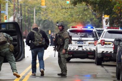 Policías ante la sinagoga atacada en Pittsburgh