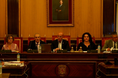 Evelia Fernández, Vicente Canuria, José Antonio Diez, Vera López y Luis Miguel García Copete, en el Pleno de esta mañana. MIGUEL F.B.