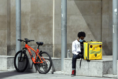 Un repartidor espera indicaciones junto a su bicicleta en el área de la capital. MARCIANO PÉREZ