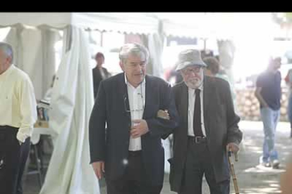 Los dos Antonios, Gamoneda y Pereira, cultivan una vieja amistad. Ambos se admiran mutuamente. En la imagen, Gamoneda presta su brazo a Pereira, durante el cuarenta aniversario de la Fiesta de la Poesía en Villafranca del Bierzo, localidad natal del autor de El síndrome de Estocolmo. Gamoneda asistió hace unas semanas a la presentación del último poemario de Pereira. | dl