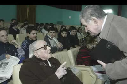 Dos poetas que se admiran. Gamoneda y Crémer suelen «competir» con sus «achaques». A Crémer le gusta presumir de estar como una rosa, pese a ser el veterano de los poetas. En la foto, durante la grabación del programa de RNE La estación azul que se llevó a cabo en el 2004 en el Instituto Juan del Enzina.  | dl