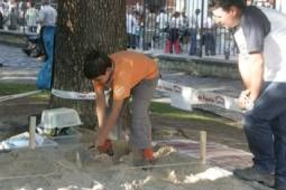 Dos de los niños que participaron en el taller de arqueología