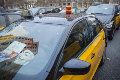 Un taxista descansa en el interior de su vehículo durante la huelga.