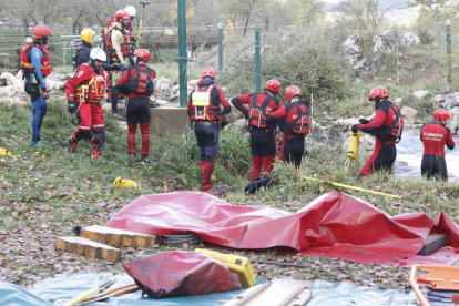 En el simulacro participaron una veintena de profesionales de los distintos parques de bomberos de Castilla y León. RAMIRO