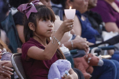Una niña sostiene una vela durante una vigilia en Uvalde. TANNEN MAURY
