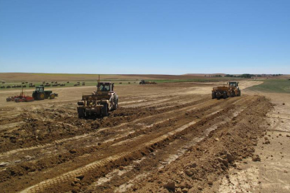 La maquinaria pesada, en uno de los primeros trabajos efectuados en la parcela: la explanación de los terrenos.