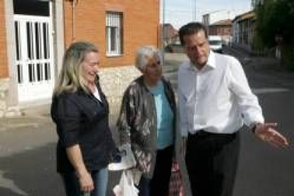 Amilivia visitó la pedanía de Armunia, donde entregó su programa electoral a los vecinos