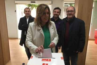 Susana Díaz vota en la consulta sobre el pacto de gobierno del PSOE con Ciudadanos.