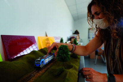 La coordinadora Nuria Robles con la maqueta de un ferrocarril de un alumno. JESÚS F. SALVADORES