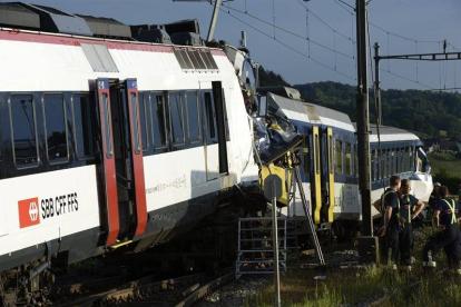 Vista de la colisión frontal entre dos trenes de pasajeros ocurrida hoy en la localidad suiza de Granges-près-Marnand, Suiza hoy 29 de julio de 2013 que causó varios heridos.