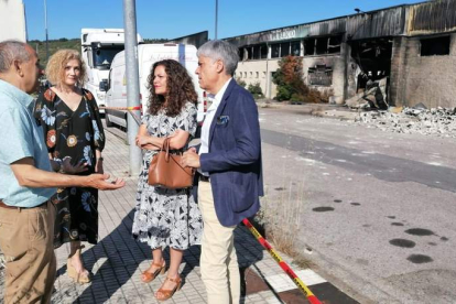 El empresario con Silvia Franco, la alcaldesa de Bembibre Silvia Cao y el delegado Eduardo Diego. DL