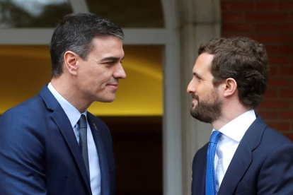 Pedro Sánchez y Pablo Casado, durante un encuentro en La Moncloa en 2020. JUAN CARLOS HIDALGO