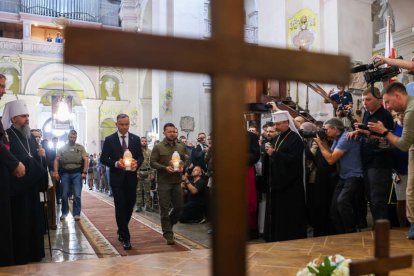 El presidente polaco Andrzej Duda y Zelenski ayer, en la Catedral de Lutsk, en Ucrania. JAKUB SZYMCZUK