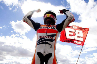 Márquez celebra la victoria lograda en el circuito de Motorland.