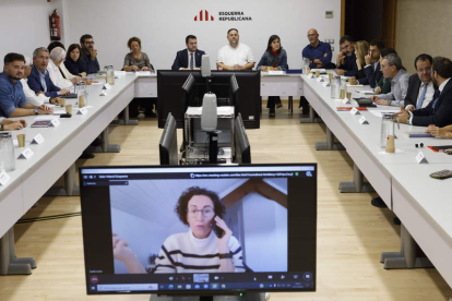 Aragonès, Junqueras y Marta Rovira (en la pantalla) ayer, en una reunión en la sede de ERC. QUIQUE GARCÍA