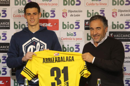 Kepa Arrizabalaga, izquierda, en la presentación como nuevo guardameta de la Ponferradina junto a José Fernández ‘Silvano’.