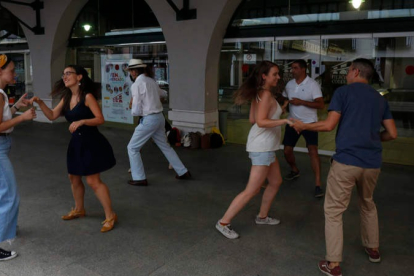 Un grupo de personas baila swing en el exterior del mercado del Conde Luna, el pasado miércoles. FERNANDO OTERO