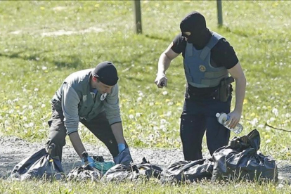 Agentes de la policía francesa inspeccionan uno de los zulos entregados por ETA, en la localidad de Saint-Pée-sur-Nivelle.