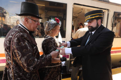 Este año, los pasajeros vestidos de época que se suban al tren en la estación de Toral de los Vados tendrán la localidad gallega de La Rúa como destino. El viaje es uno de los actos más destacados de ‘Toral en Tren’ y este año ha habido que am