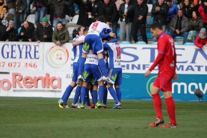 Los jugadores de la Deportiva celebran el gol de Basha.