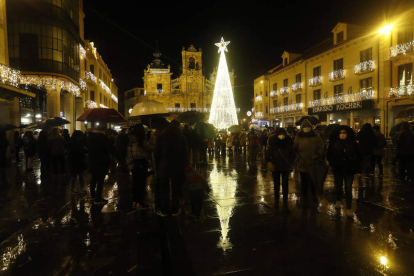 Las luces de Navidad de Astorga, aún visitables, se apagaron ayer a las 20.00 horas. JESÚS F. SALVADORES