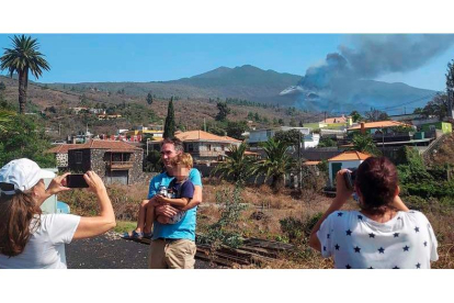 Curiosos y turistas se acercaron ayer hasta la zona de la erupción del volcán de Cumbre Vieja en El Paso, para hacer fotos y selfies. MIGUEL CALERO